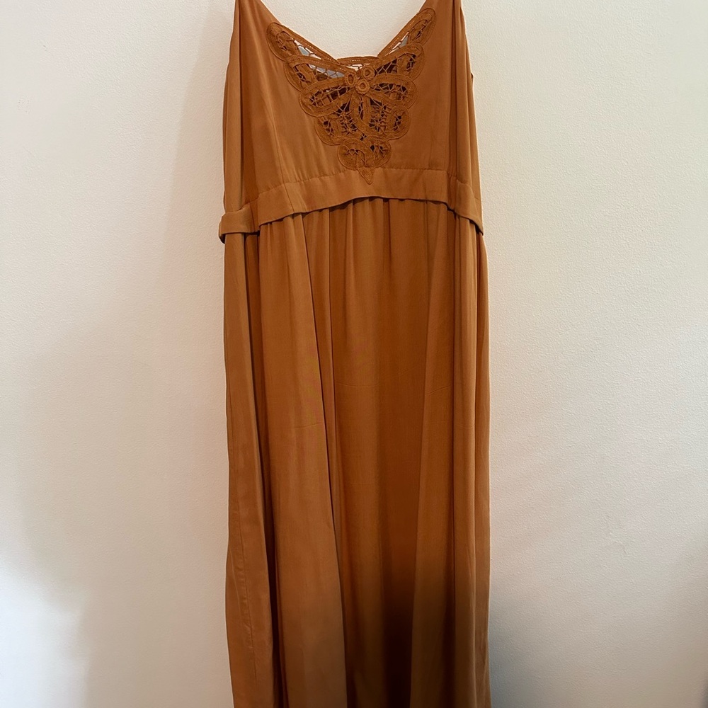 Midi dress, lace details.